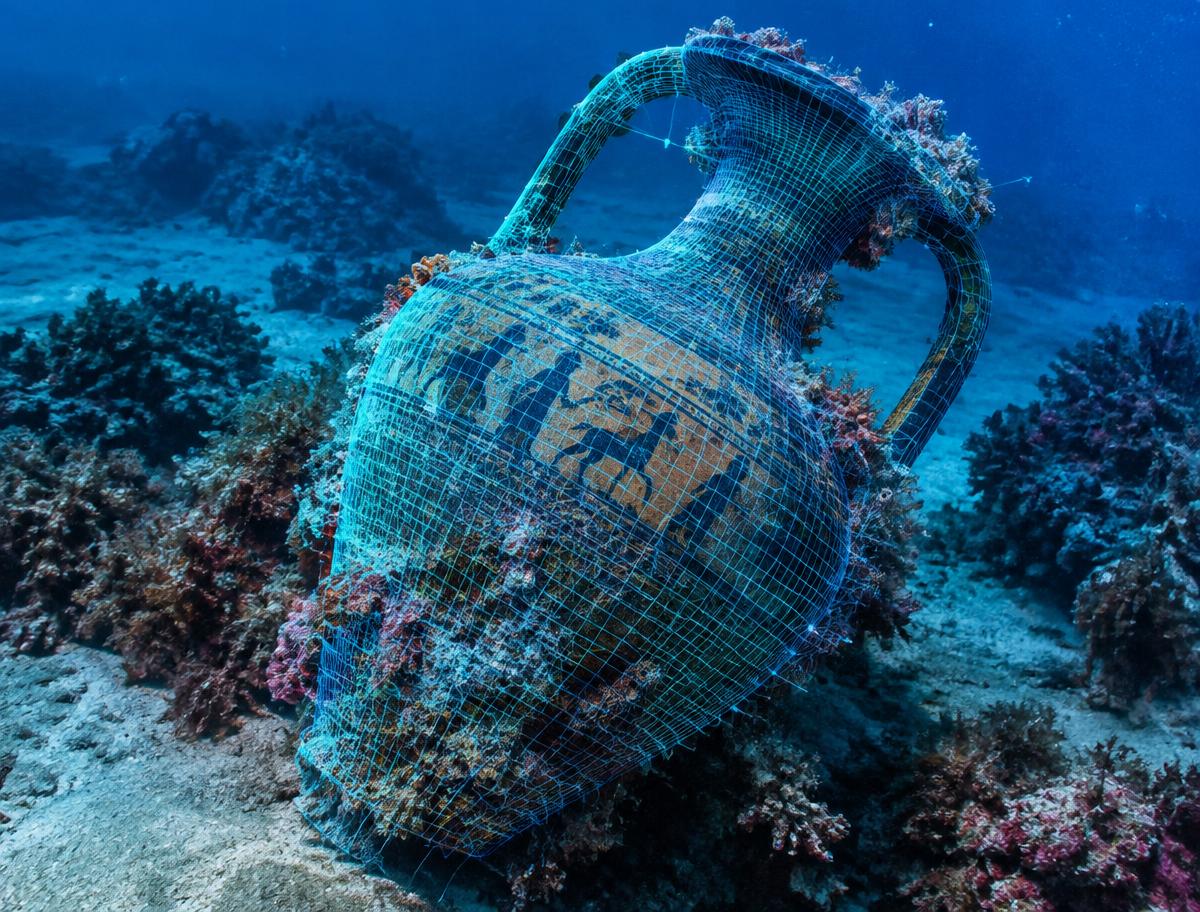 Amphora on the seabed with a 3D scan overlay
